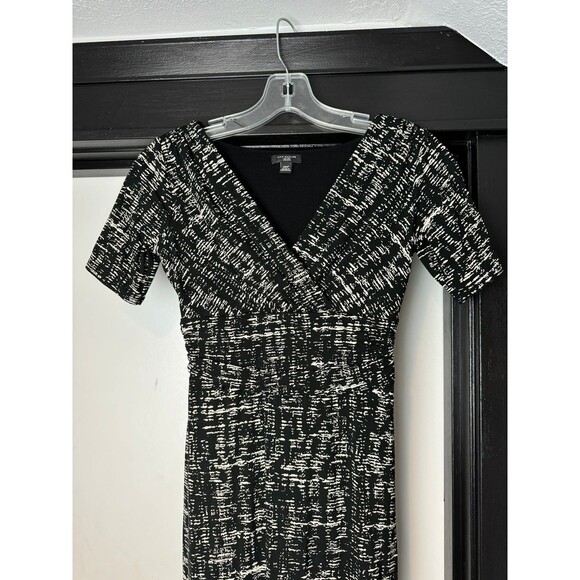Ann Taylor Black White Stretch V-Neck Short Sleeve Empire Sheath Dress Size 00P - Picture 3 of 11